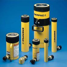 好心人拿来千斤顶帮助罢工出租车